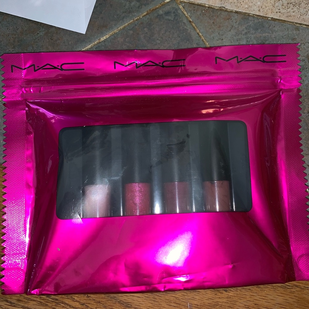 Brand new Mac lip gloss kit